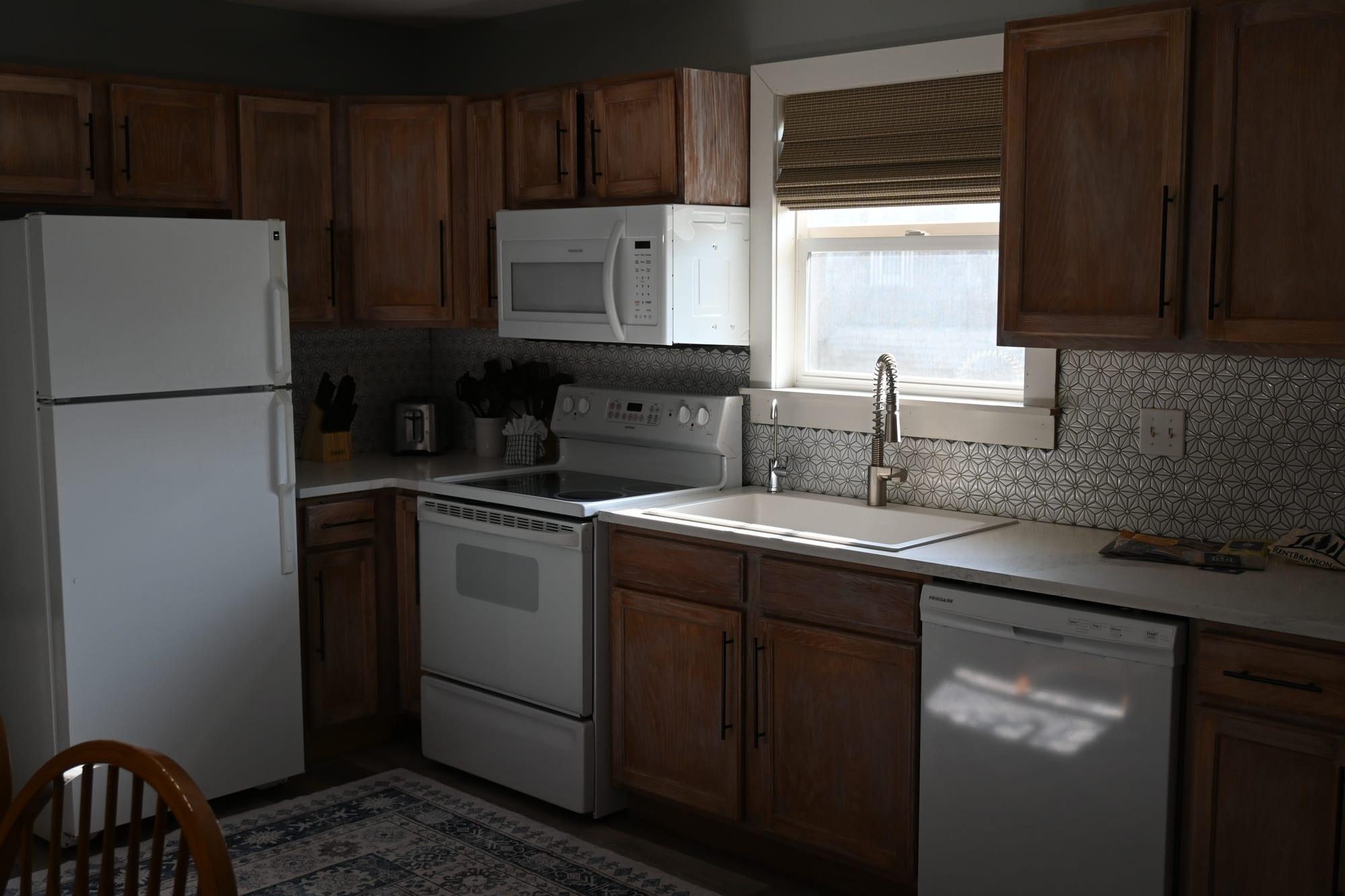 Kitchen with RO-filtered drinking water in Suite 2